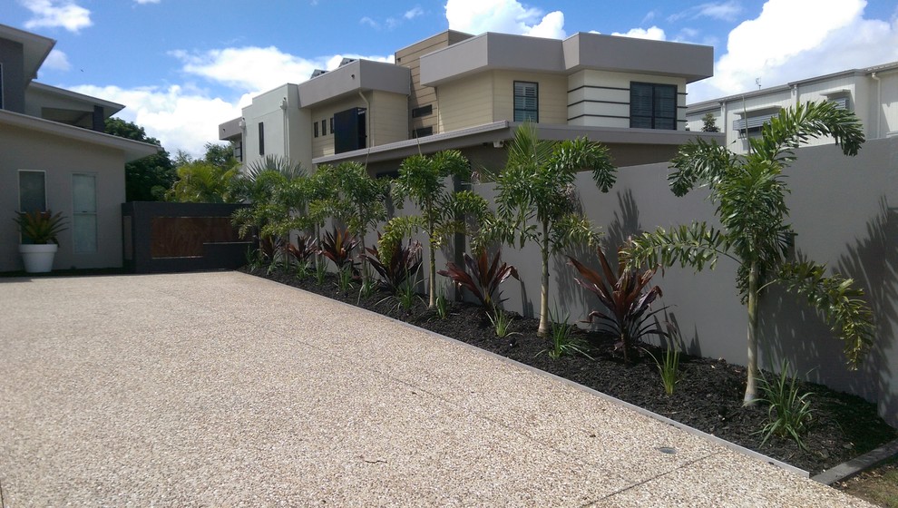 World-inspired front driveway partial sun garden in Gold Coast - Tweed with mulch.