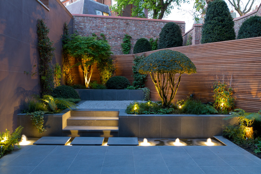 Свежая идея для дизайна: участок и сад на заднем дворе в современном стиле с забором - отличное фото интерьера