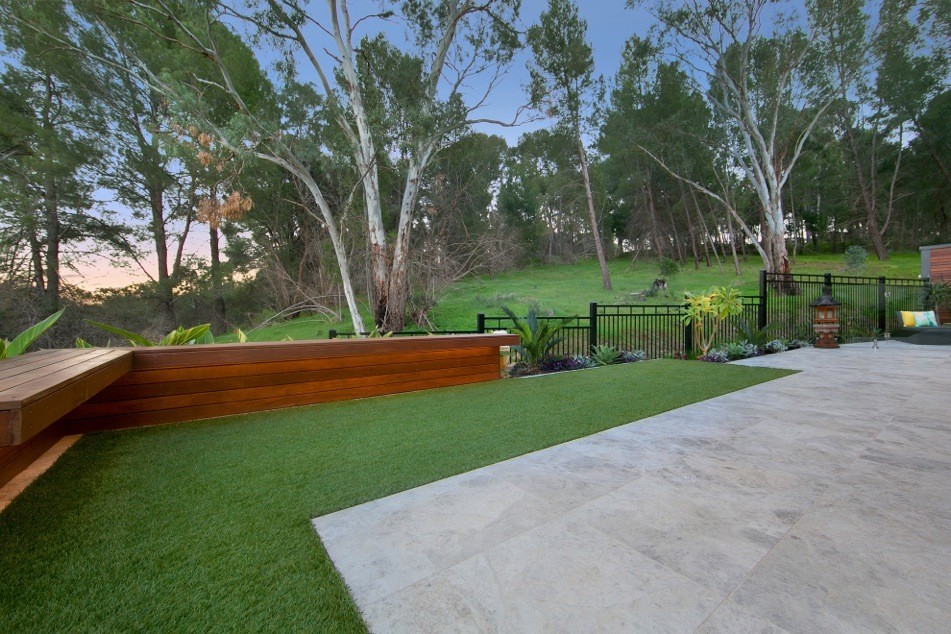 Immagine di un giardino contemporaneo esposto a mezz'ombra con pavimentazioni in pietra naturale