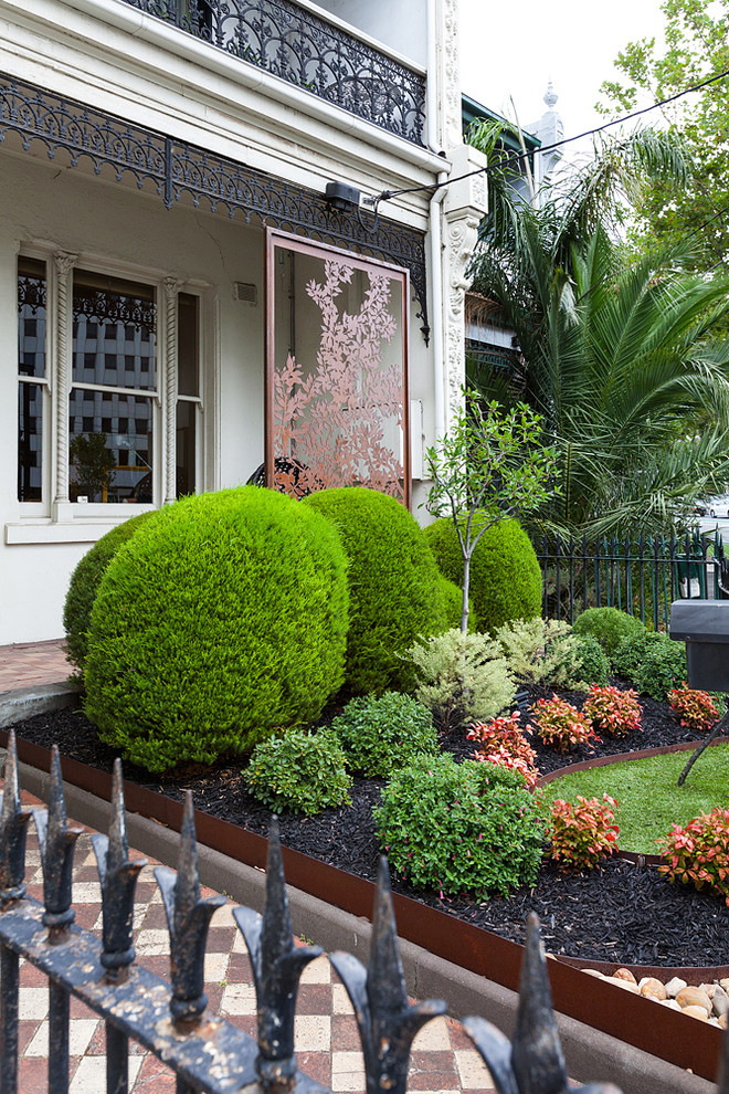 Свежая идея для дизайна: маленький солнечный, летний регулярный сад на переднем дворе в современном стиле с хорошей освещенностью и мульчированием для на участке и в саду - отличное фото интерьера