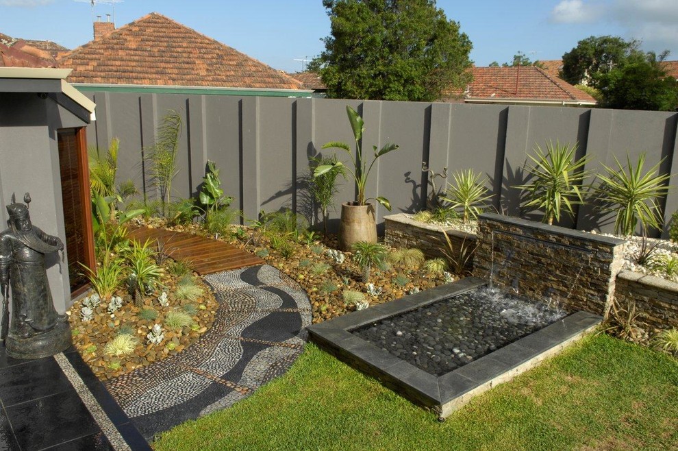 На фото: участок и сад в современном стиле с забором с