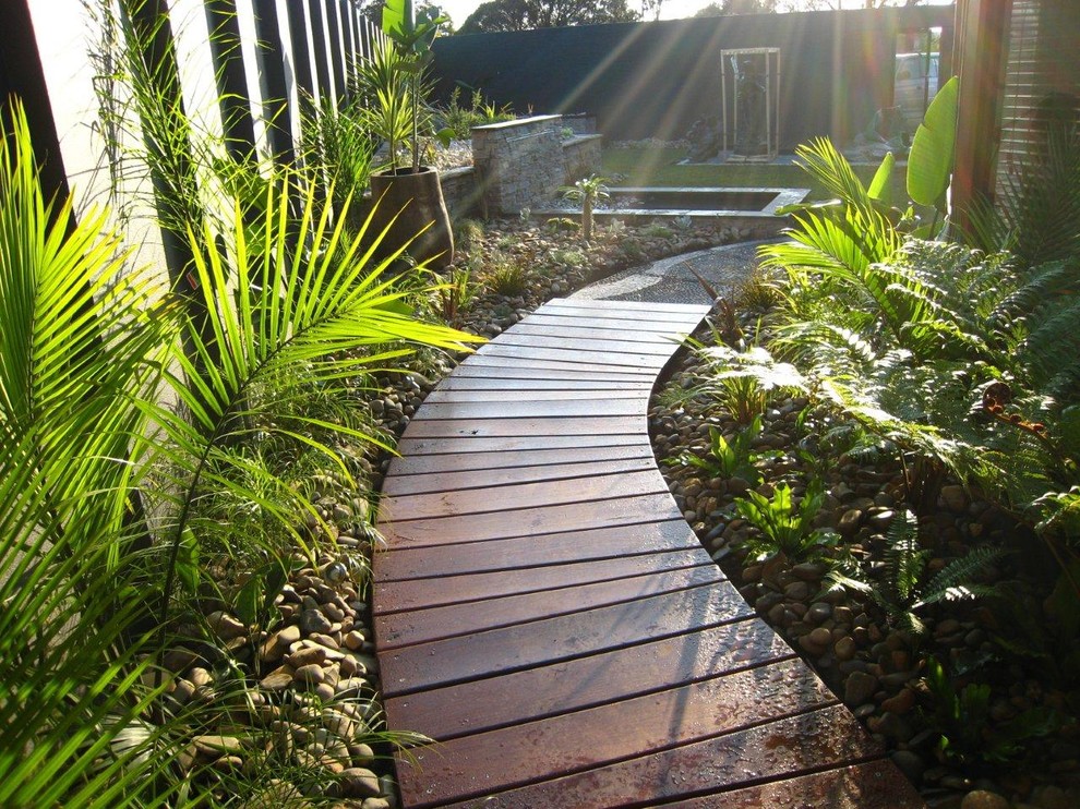 This is an example of a contemporary garden fence in Melbourne.