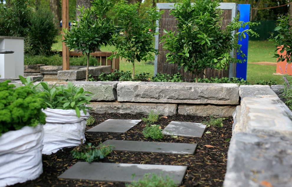 Идея дизайна: маленький весенний огород на участке на заднем дворе в стиле рустика с мощением тротуарной плиткой для на участке и в саду