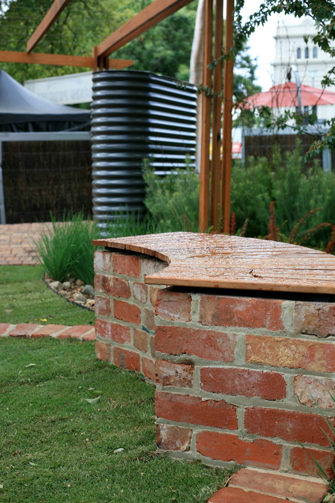 Mittelgroßer Rustikaler Garten im Frühling, hinter dem Haus mit Pflastersteinen in Melbourne