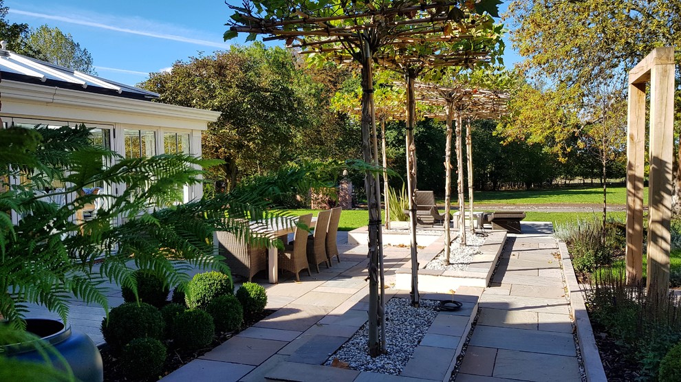 Источник вдохновения для домашнего уюта: большой солнечный, летний регулярный сад на заднем дворе в стиле кантри с хорошей освещенностью и покрытием из каменной брусчатки