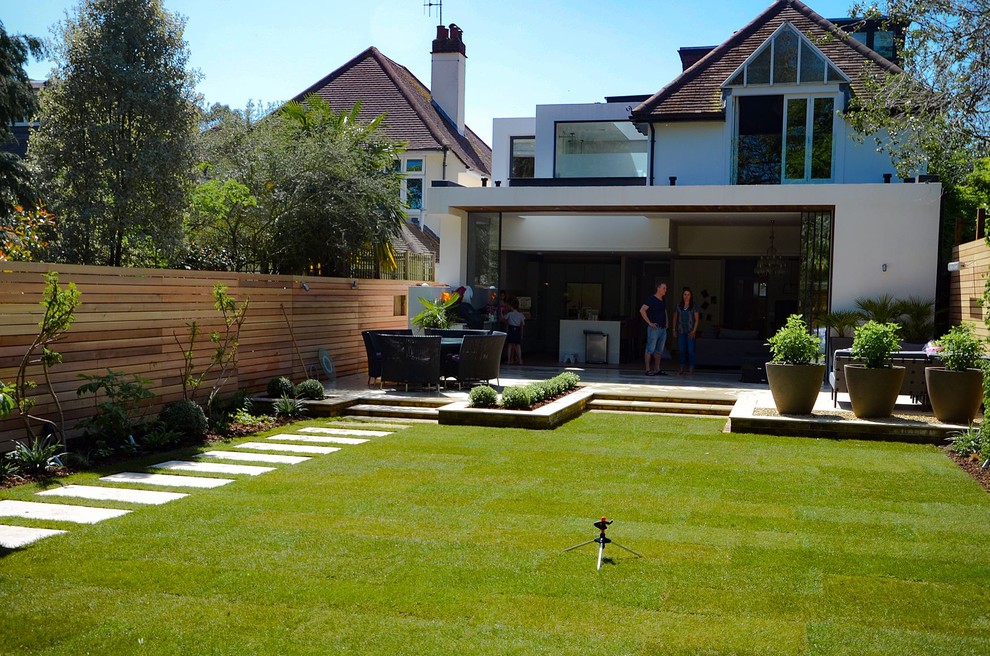 Источник вдохновения для домашнего уюта: большой летний участок и сад на заднем дворе в современном стиле с полуденной тенью