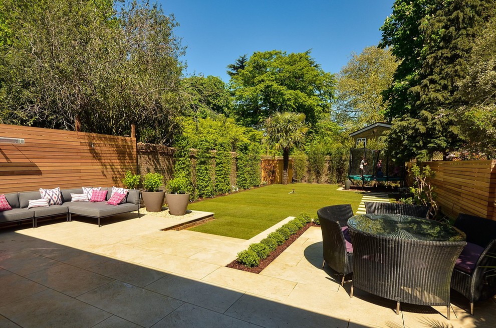 Diseño de jardín contemporáneo grande en verano en patio trasero con exposición parcial al sol