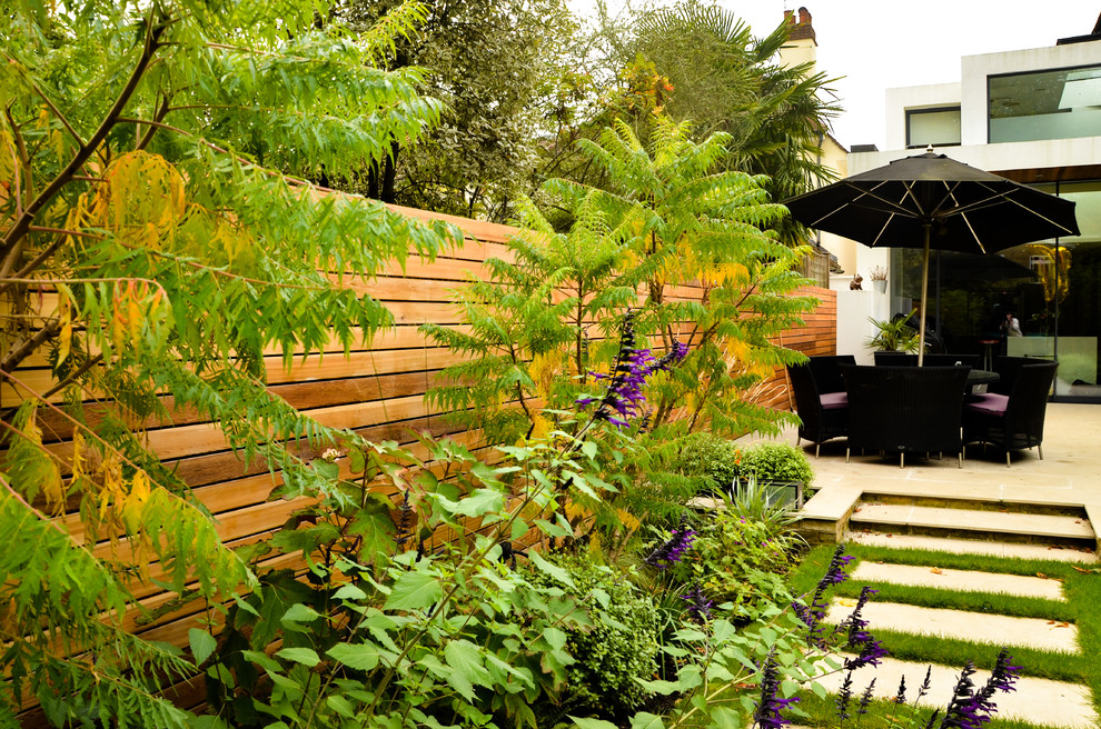 Идея дизайна: летний участок и сад среднего размера на заднем дворе в современном стиле с полуденной тенью