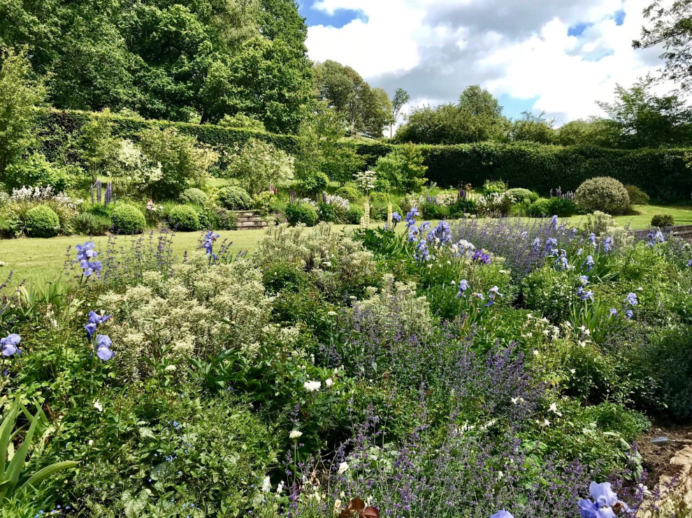 Großer Landhausstil Garten hinter dem Haus in Wiltshire