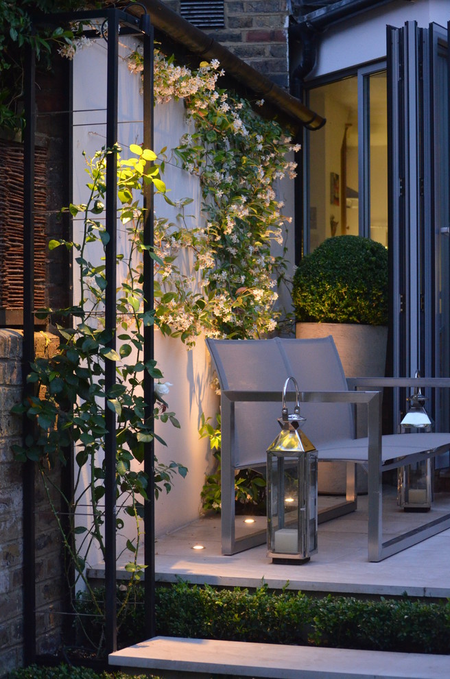 Design ideas for a contemporary landscaping in London.