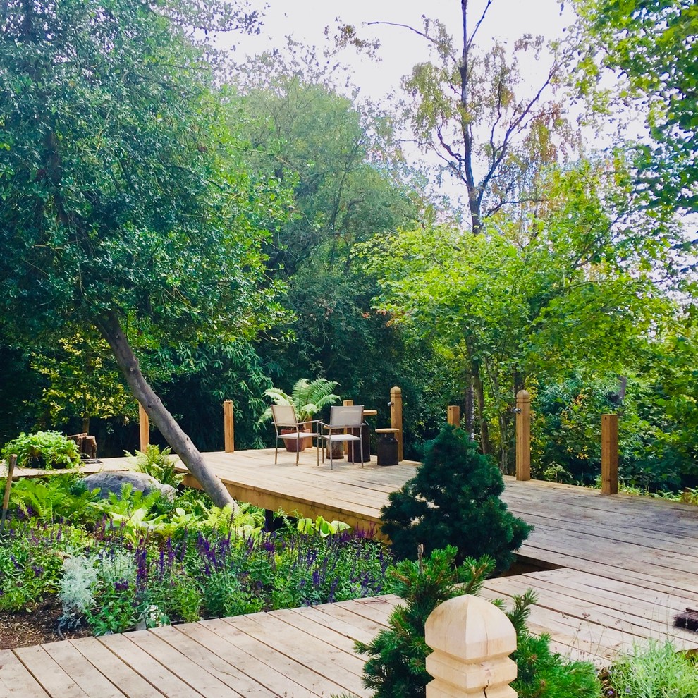 Idee per un ampio giardino formale rustico esposto in pieno sole in estate con un muro di contenimento, un pendio, una collina o una riva e pedane