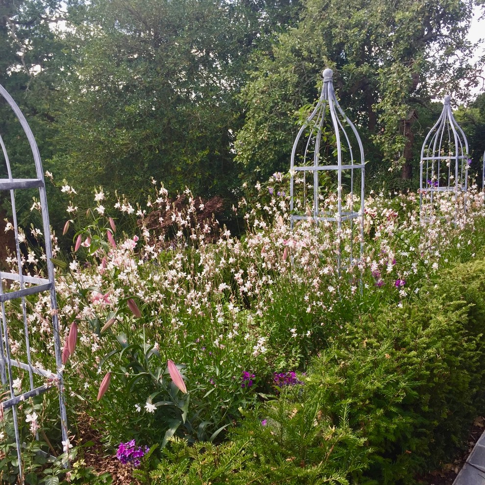 バークシャーにあるラグジュアリーな巨大な、夏のカントリー風のおしゃれな庭 (日向、天然石敷き) の写真
