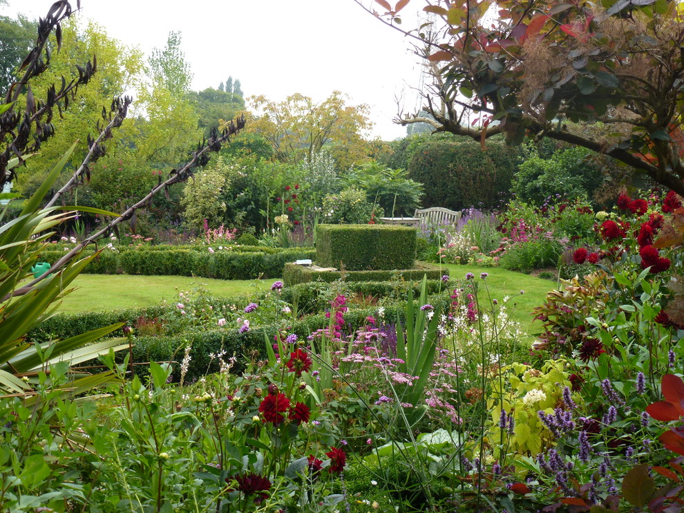 Idéer för en stor klassisk formell trädgård på sommaren