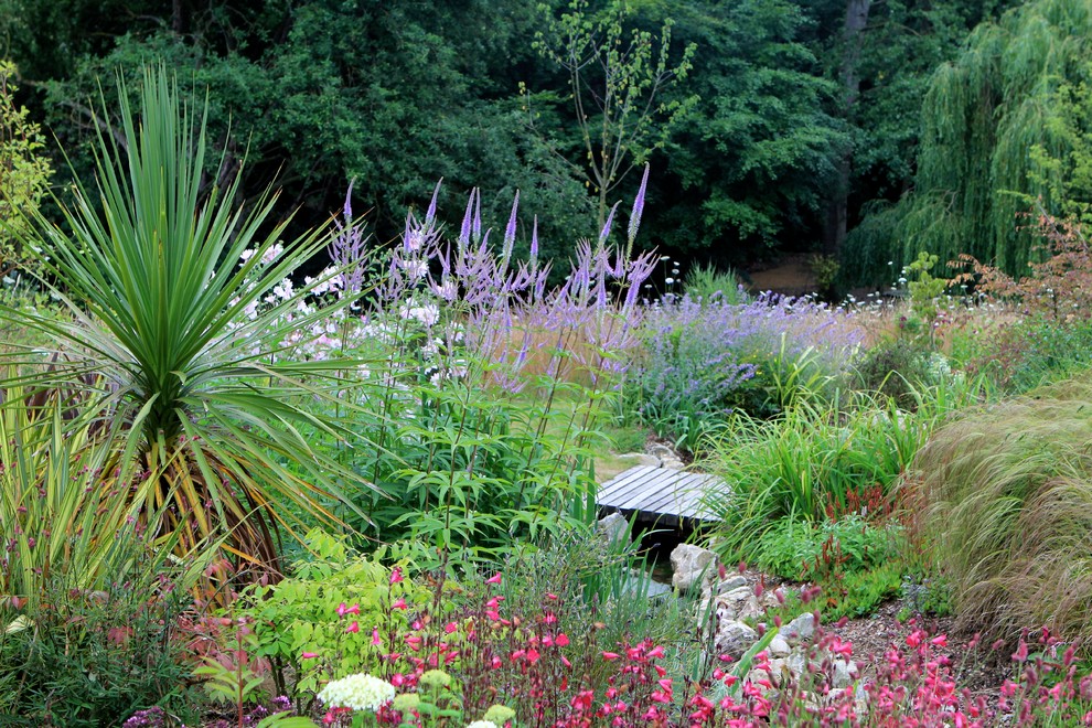 Foto di un ampio giardino stile shabby con fontane e un pendio, una collina o una riva