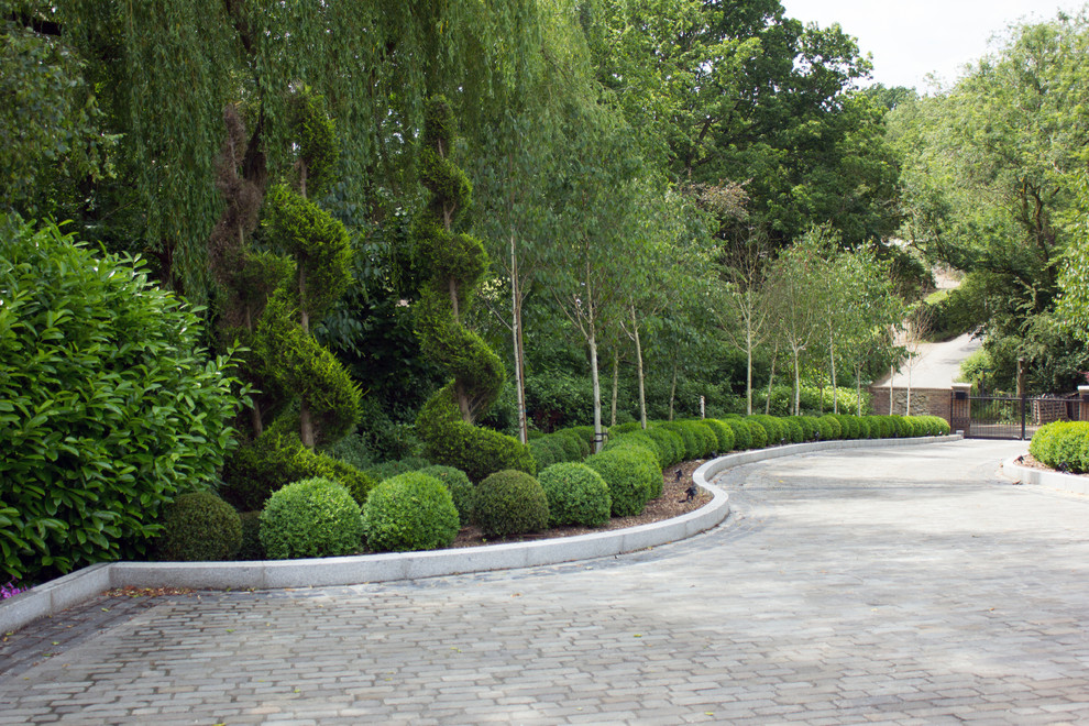 ケントにあるラグジュアリーな巨大なシャビーシック調のおしゃれな庭の写真