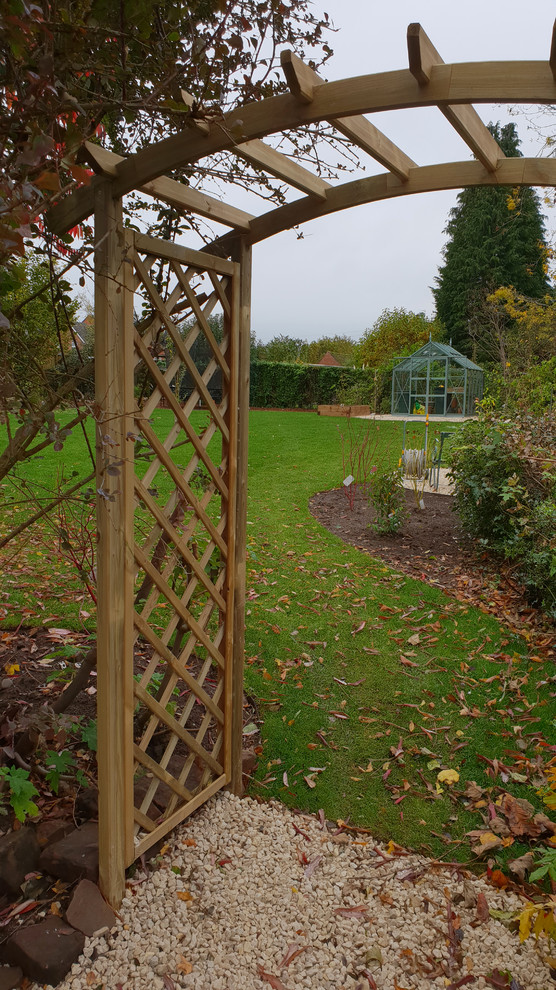 На фото: большой участок и сад на заднем дворе в классическом стиле с мощением клинкерной брусчаткой