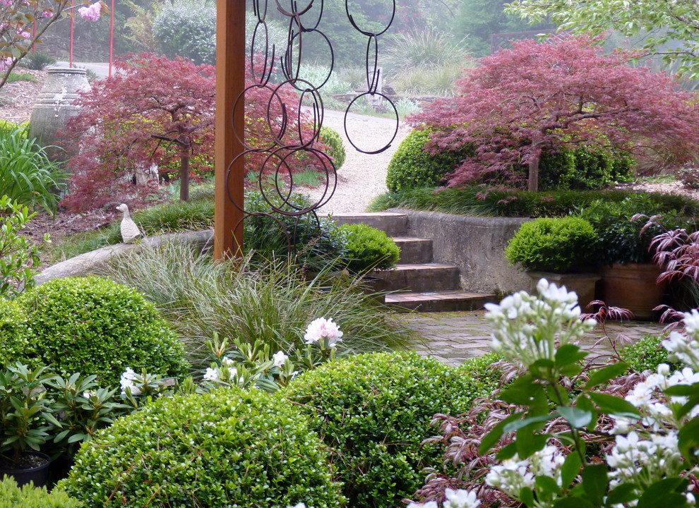 Immagine di un giardino tradizionale con scale