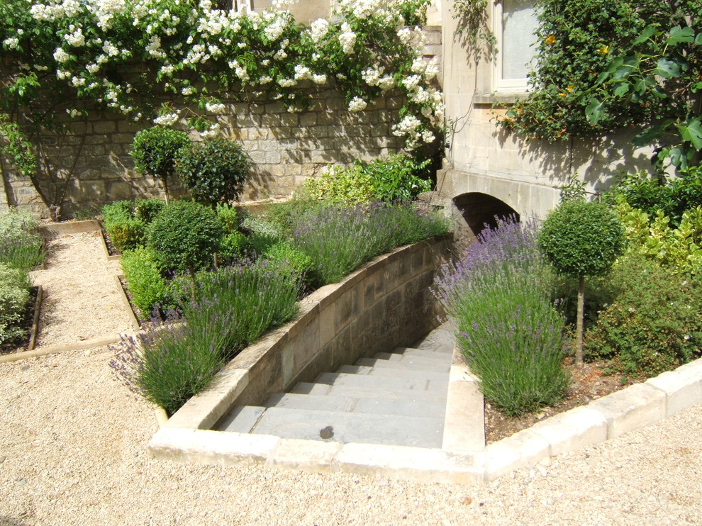 Aménagement d'un petit jardin à la française avant campagne avec une exposition ensoleillée et du gravier.