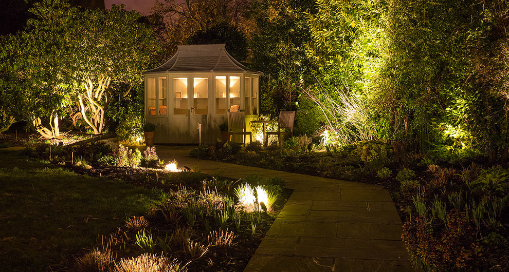 На фото: регулярный сад среднего размера на заднем дворе в современном стиле с садовой дорожкой или калиткой с