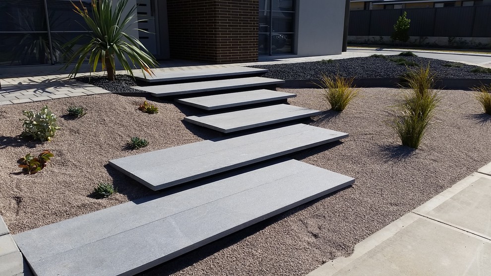 This is an example of a modern drought-tolerant and full sun front yard gravel retaining wall landscape in Perth.