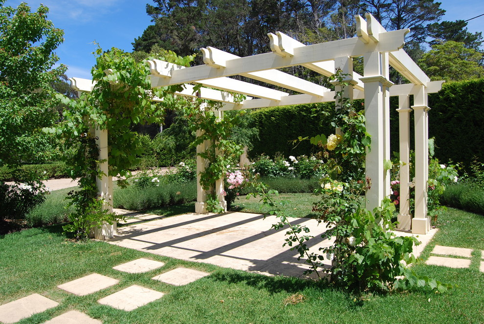 Imagen de jardín clásico con jardín vertical y exposición total al sol