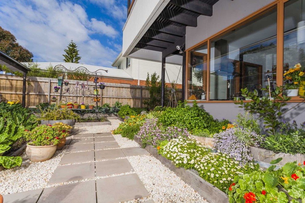 Пример оригинального дизайна: огород на участке среднего размера на заднем дворе в стиле ретро с мощением тротуарной плиткой