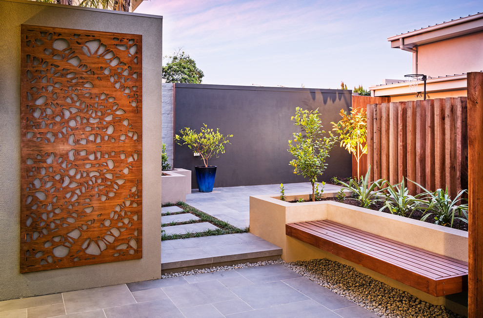 Mittelgroßer, Halbschattiger Moderner Garten neben dem Haus mit Natursteinplatten in Melbourne