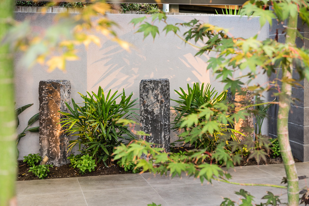 Immagine di un giardino design di medie dimensioni e nel cortile laterale con pavimentazioni in pietra naturale