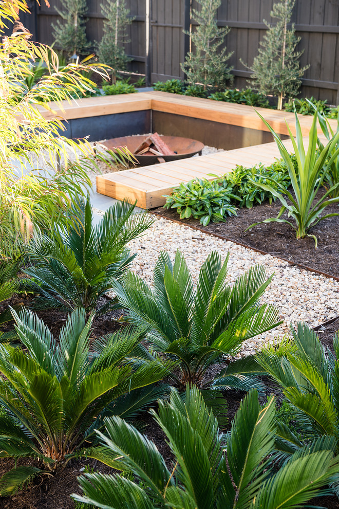 Идея дизайна: участок и сад среднего размера на заднем дворе в современном стиле с местом для костра и покрытием из гравия