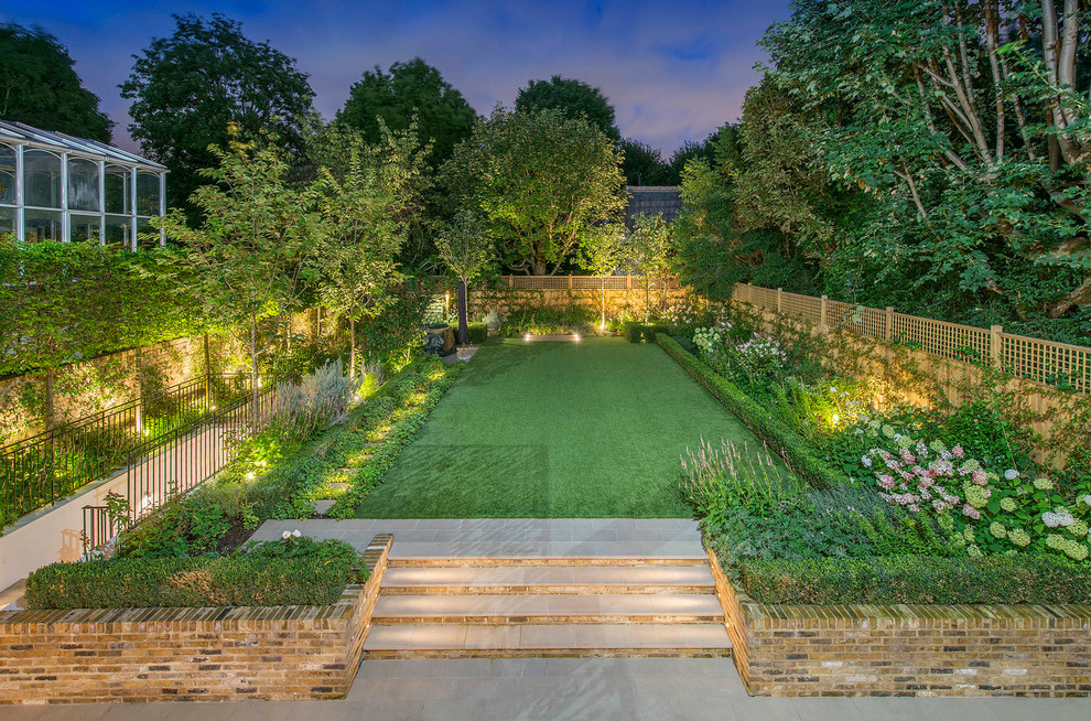 ロンドンにある広いトランジショナルスタイルのおしゃれな庭 (天然石敷き) の写真