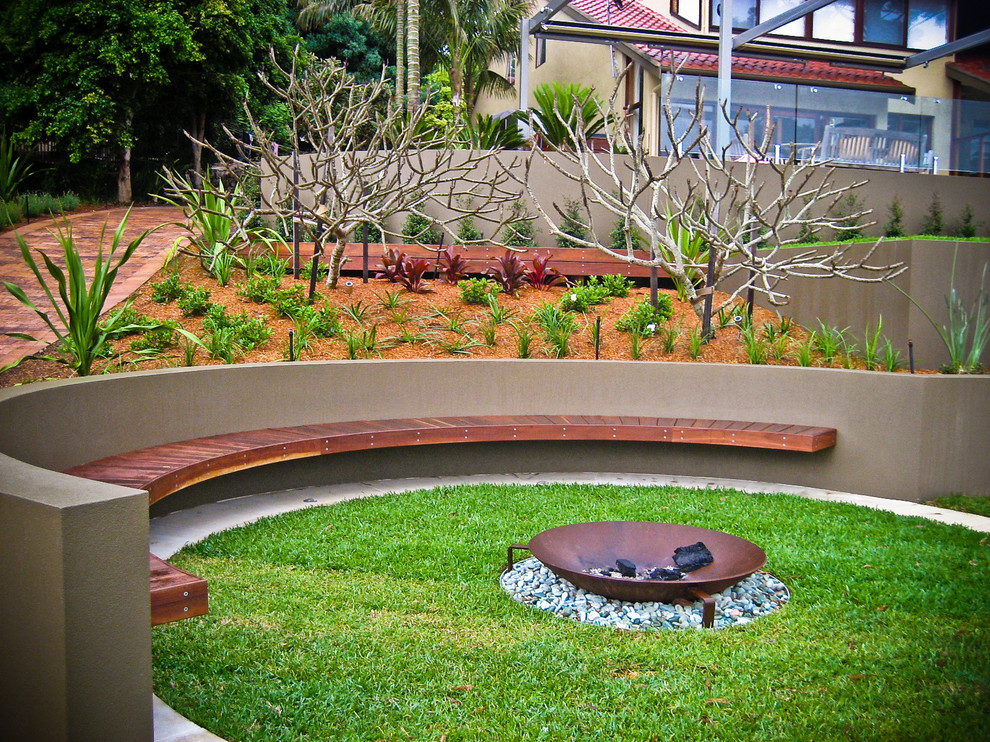 Foto de jardín contemporáneo de tamaño medio en patio trasero con brasero