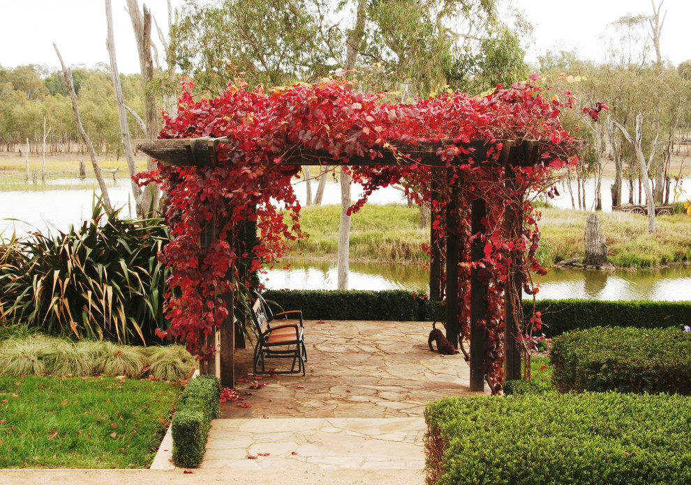 Ispirazione per un grande giardino formale country esposto in pieno sole in autunno con pavimentazioni in pietra naturale