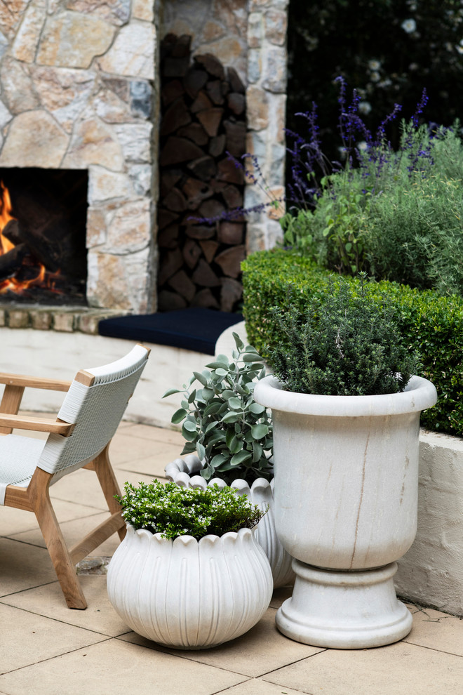 Источник вдохновения для домашнего уюта: маленький солнечный регулярный сад зимой на внутреннем дворе в классическом стиле с уличным камином, хорошей освещенностью и покрытием из каменной брусчатки для на участке и в саду