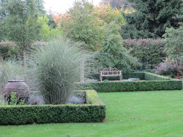 Medium sized contemporary back garden in Hertfordshire.