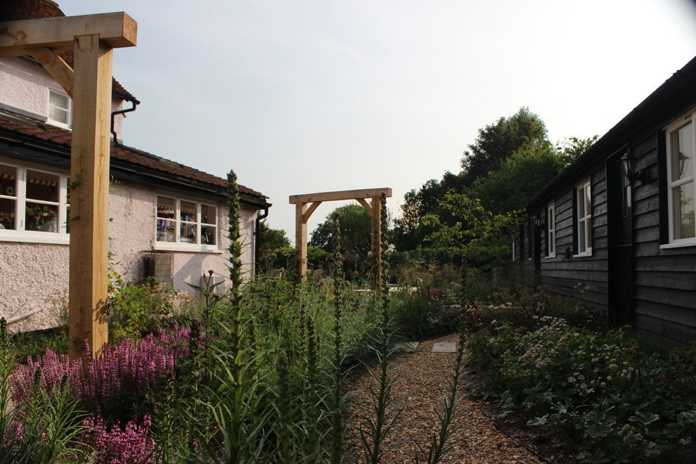 Источник вдохновения для домашнего уюта: регулярный сад среднего размера на заднем дворе в стиле шебби-шик с садовой дорожкой или калиткой и покрытием из каменной брусчатки