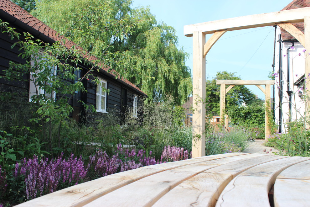 Geometrischer, Mittelgroßer Shabby-Chic Gartenweg hinter dem Haus mit Natursteinplatten in Hertfordshire