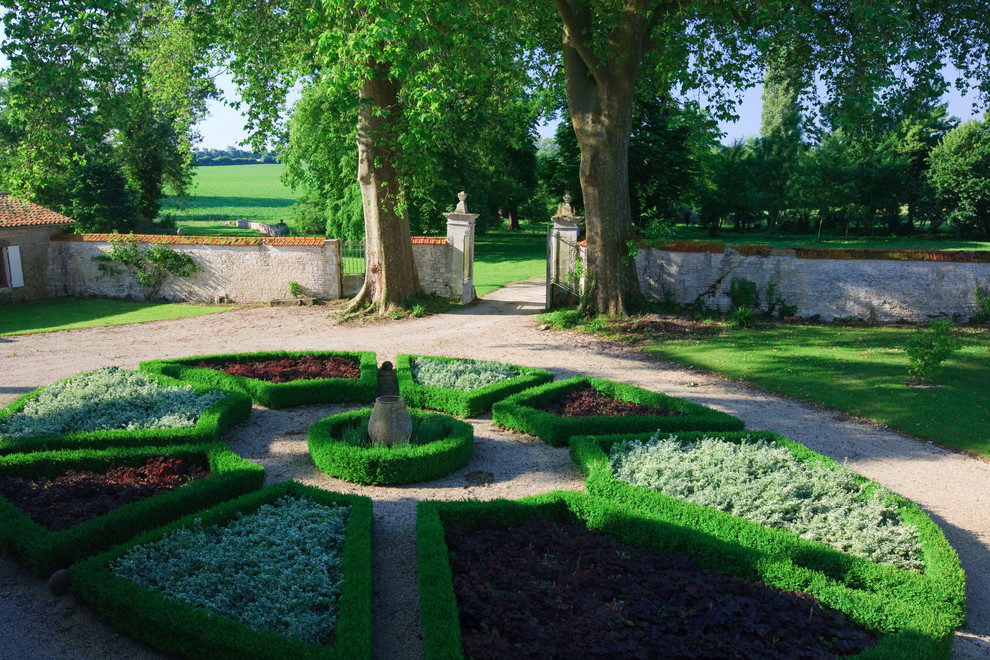 Diseño de jardín clásico con jardín francés y gravilla