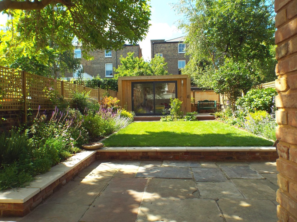 Источник вдохновения для домашнего уюта: участок и сад среднего размера в современном стиле