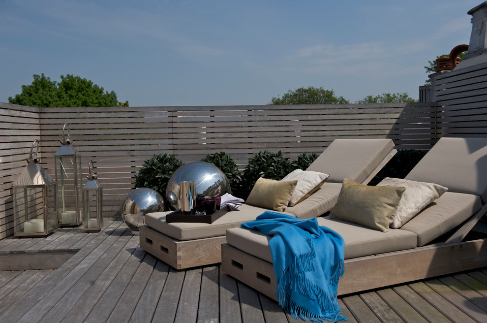 Medium sized contemporary roof terrace in London.