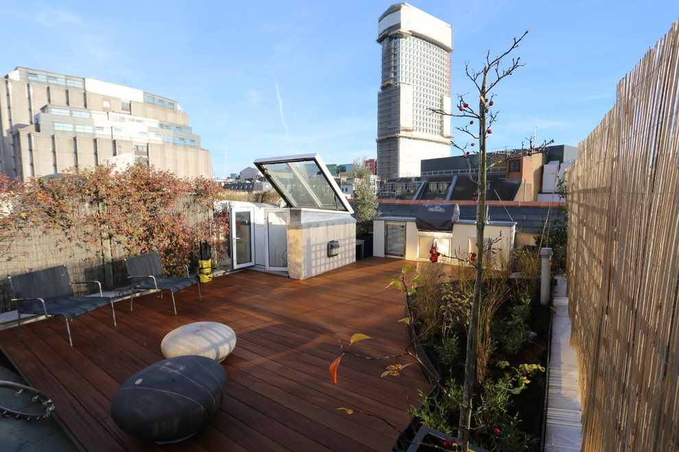 Стильный дизайн: терраса среднего размера на крыше в современном стиле с местом для костра - последний тренд
