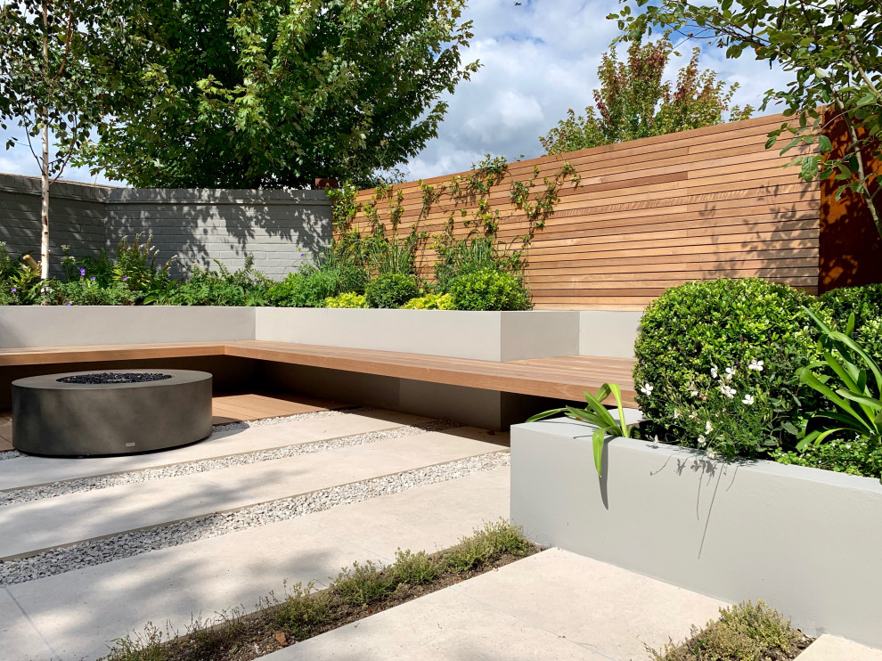 This is an example of a mid-sized contemporary backyard landscaping in London.