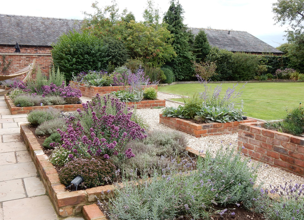 Cette image montre un jardin avant rustique de taille moyenne et l'automne avec une exposition ensoleillée et des pavés en brique.