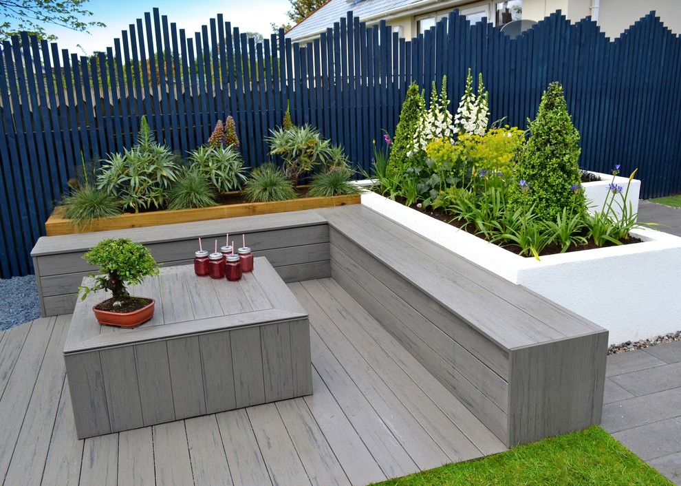 Design ideas for a contemporary backyard landscaping in Cardiff with decking.