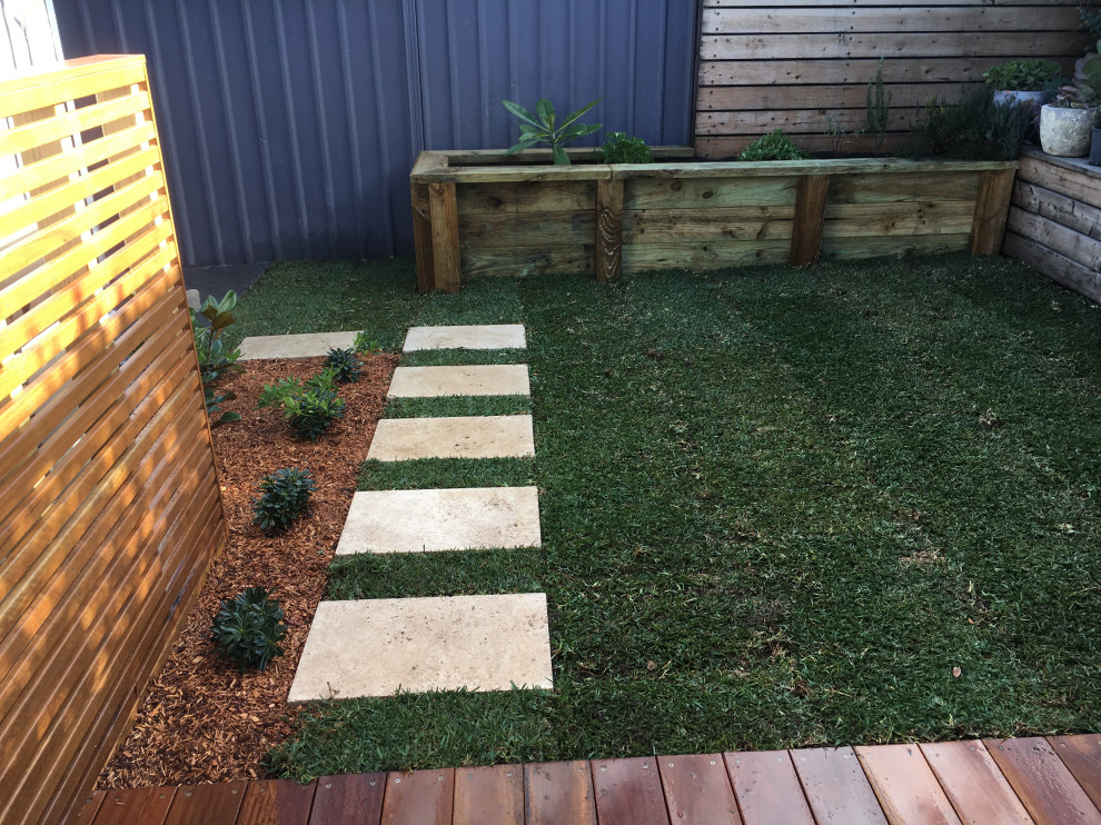Geometrischer, Kleiner Moderner Gartenweg hinter dem Haus mit direkter Sonneneinstrahlung und Natursteinplatten in Sydney