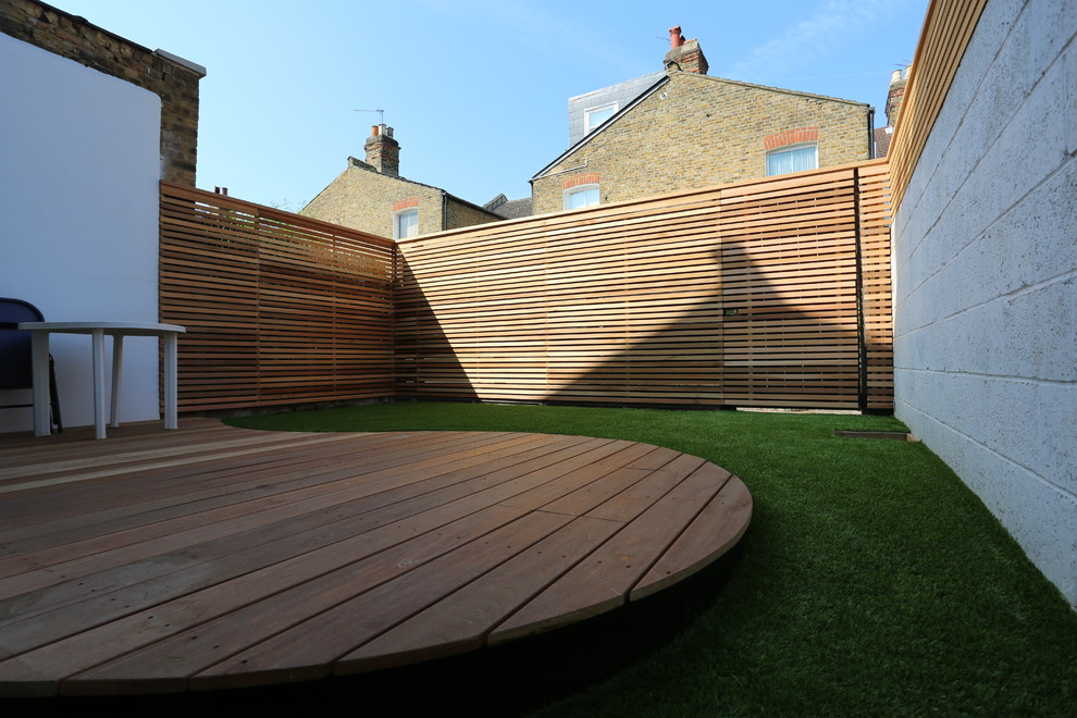 Idée de décoration pour un petit jardin à la française arrière minimaliste avec une exposition ombragée et une terrasse en bois.
