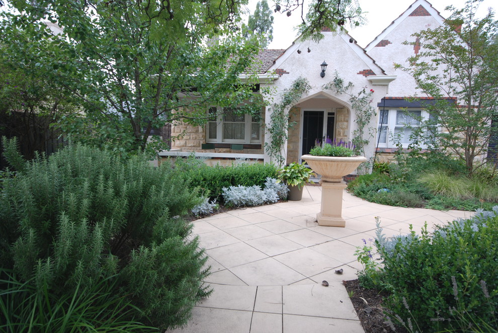Идея дизайна: большой летний участок и сад на заднем дворе в стиле ретро с настилом