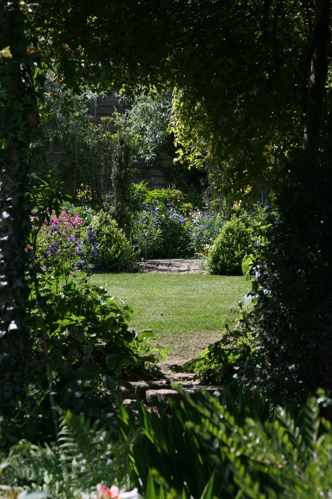 This is an example of a bohemian garden in Sussex.