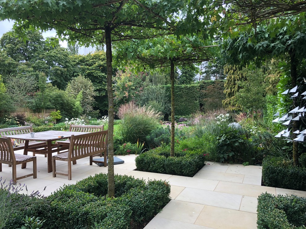 Foto de jardín actual grande en patio trasero con adoquines de piedra natural