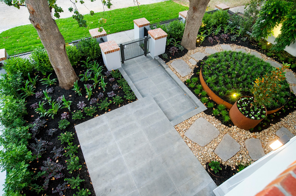 Photo of a contemporary landscaping in Melbourne.