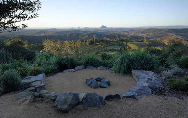 Inspiration for a contemporary landscaping in Sunshine Coast.